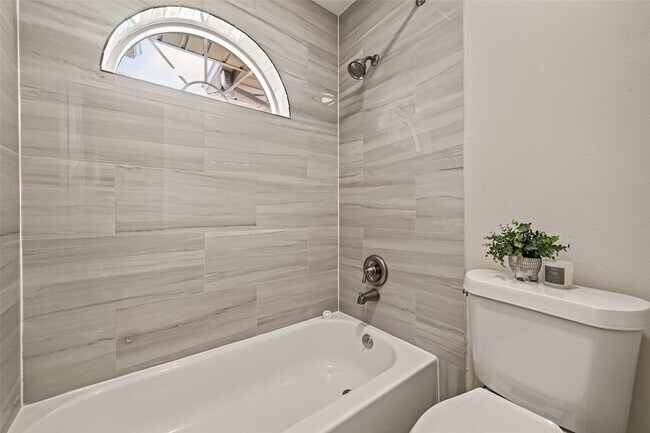 Foto del edificio - 5015 Cottonglen Ct