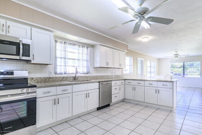 Building Photo - Annual Rental Pet Friendly– Updated 2BR/1B...