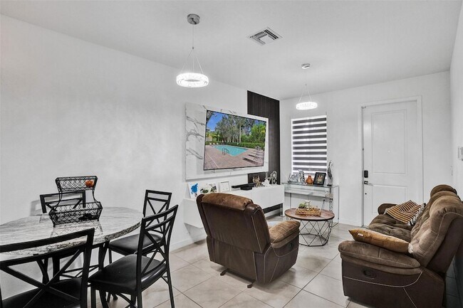 Foto del edificio - 1325 NW 208th Terrace