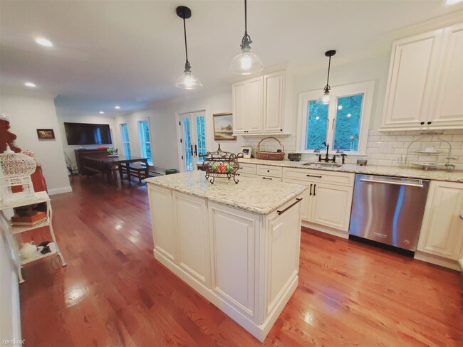 Building Photo - 3 br, 1.5 bath House - 143 Crystal Lake Rd