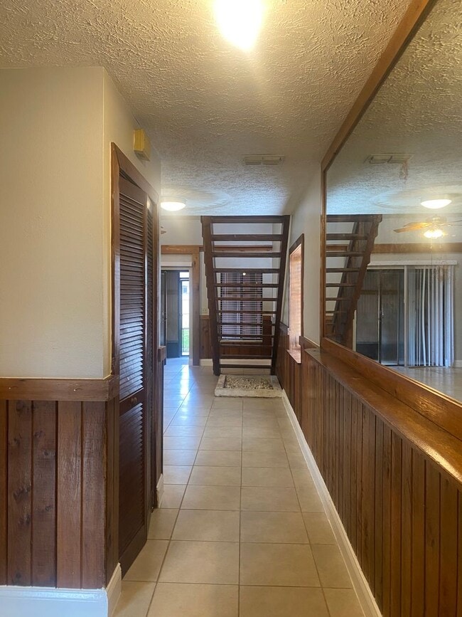 Building Photo - NEAR UCF 2 BEDROOM, 2 BATHROOM END UNIT TO...