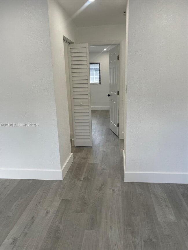 Foto del edificio - 880 NW 8th Ave