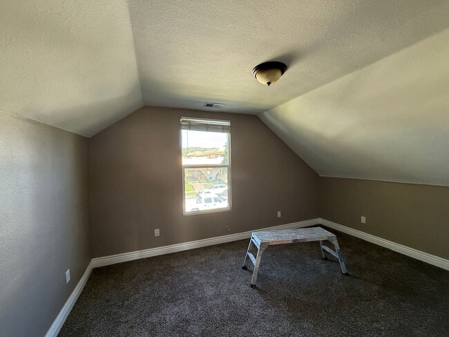 Building Photo - !!! $500 OFF 1st MONTH'S RENT !!! - Beautiful Remodeled Craftsman Home - RENT ME!