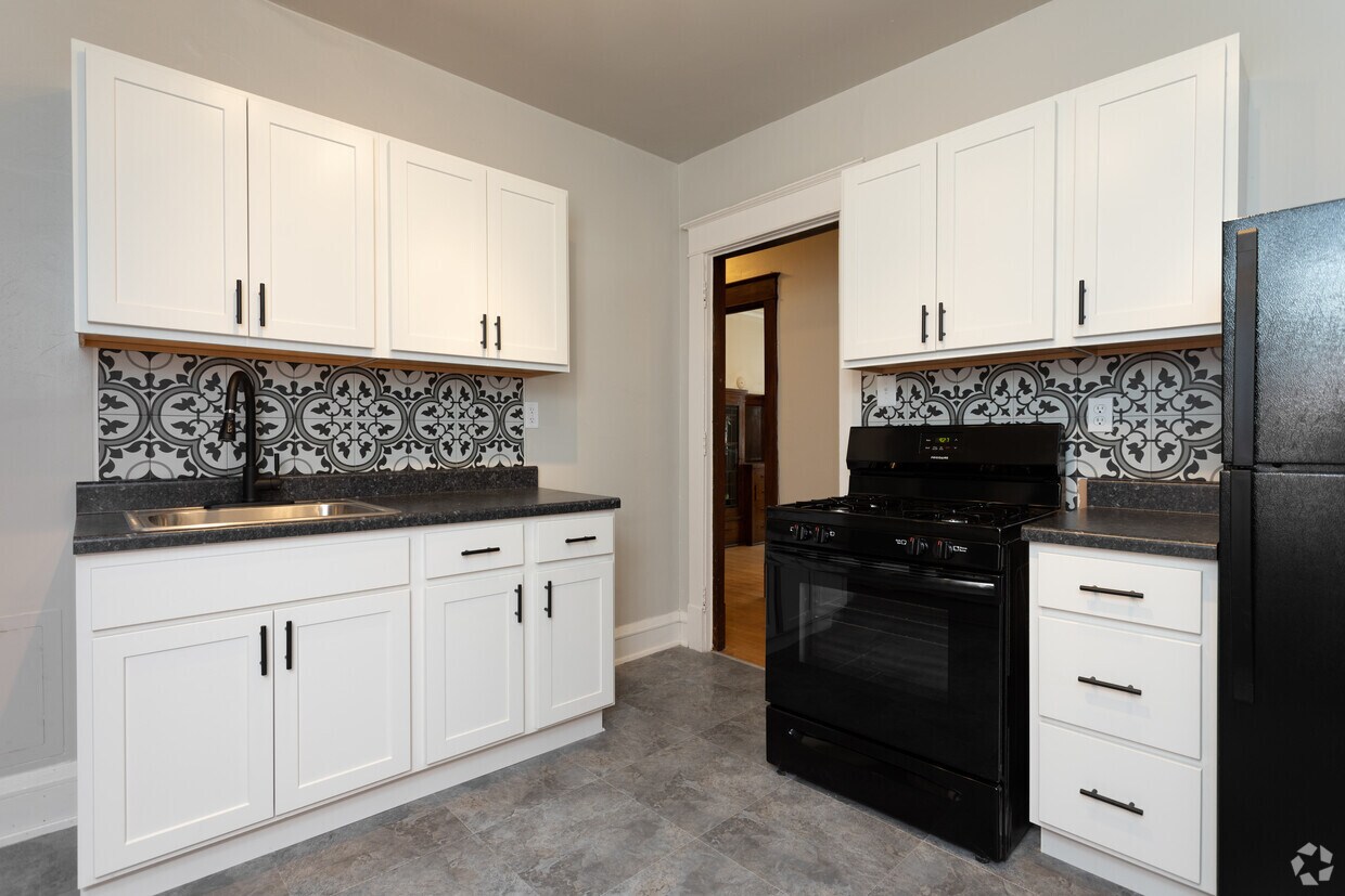 Saxony Apartments Rentals in Milwaukee at 2125 E Kenwood Blvd Milwaukee