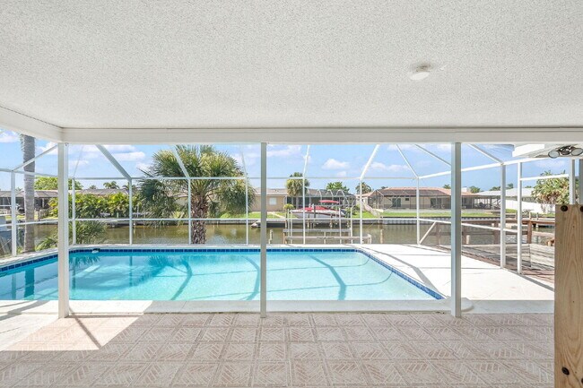 Foto del edificio - Direct Canal Front Home