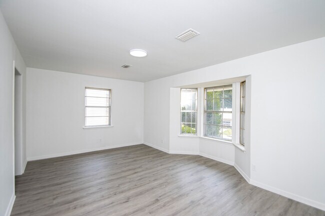 Building Photo - 7706 Leawood Blvd