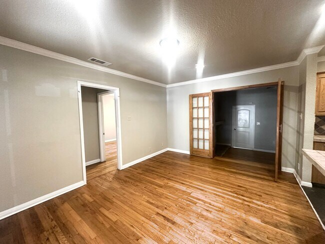 Building Photo - 5 Bed/ 3 Bath