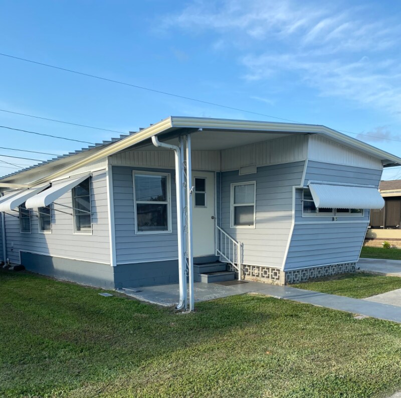 Primary Photo - 915 49th Ave Terrace W