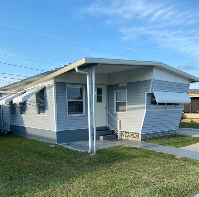 Building Photo - 915 49th Ave Terrace W