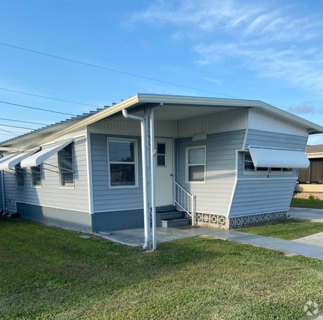 Building Photo - 915 49th Ave Terrace W