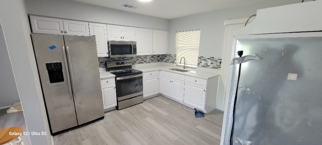 Building Photo - 2498 Lakeshore Cir