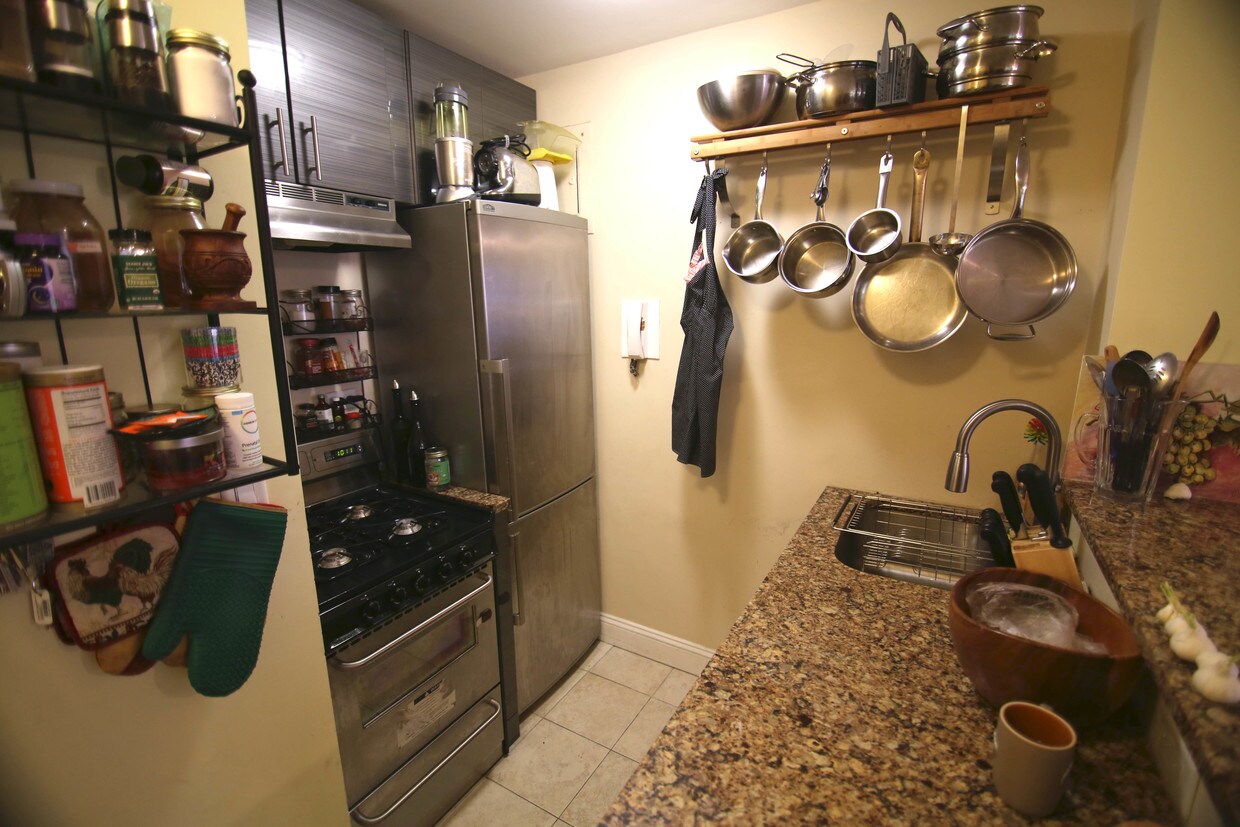 Kitchen - 166 E 35th St