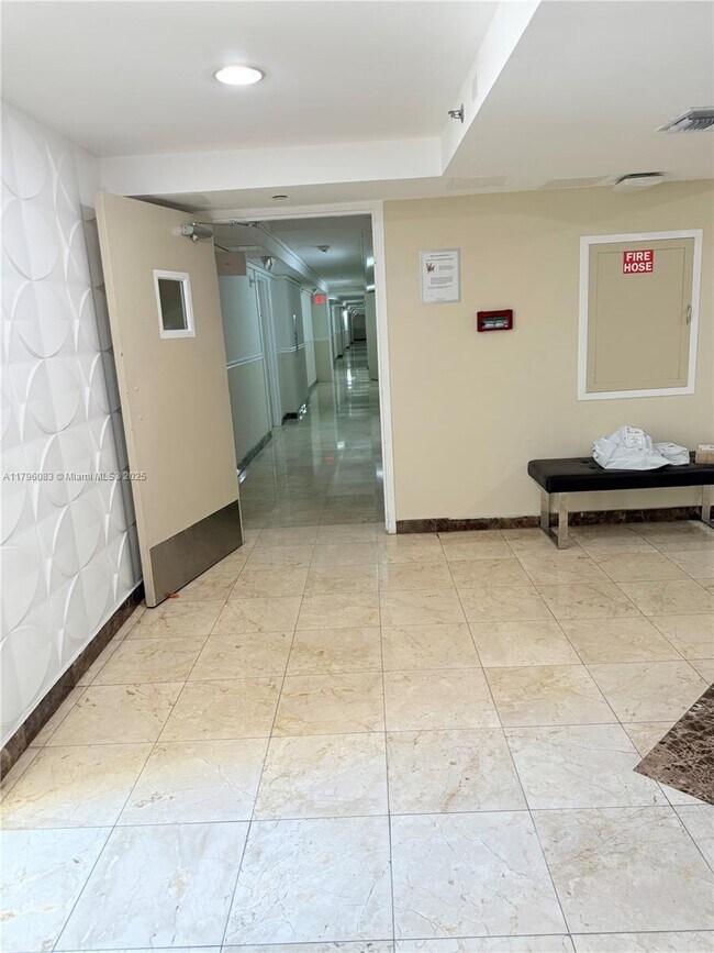 Foto del edificio - 16909 N Bay Rd
