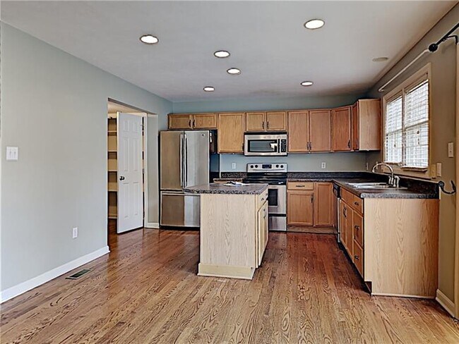 Building Photo - 305 Marshall Heights Dr