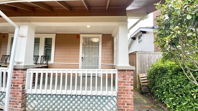 Building Photo - Charming 3-Bedroom Duplex in Tacoma