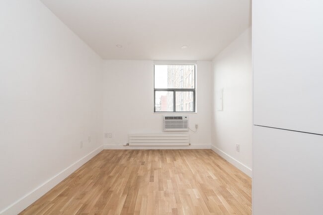 Building Photo - 798 Richmond Street West