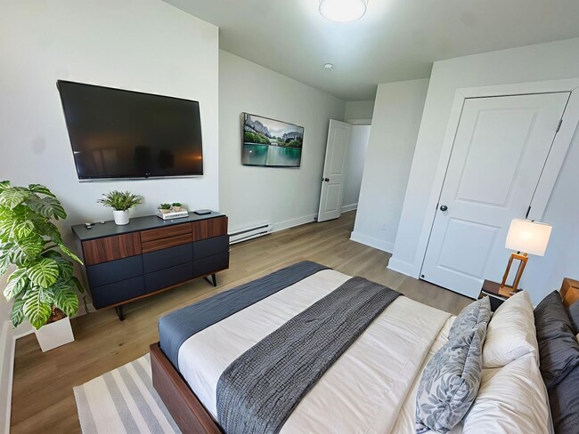 Building Photo - Refreshed 3bd/1bath House! Section 8 ONLY!