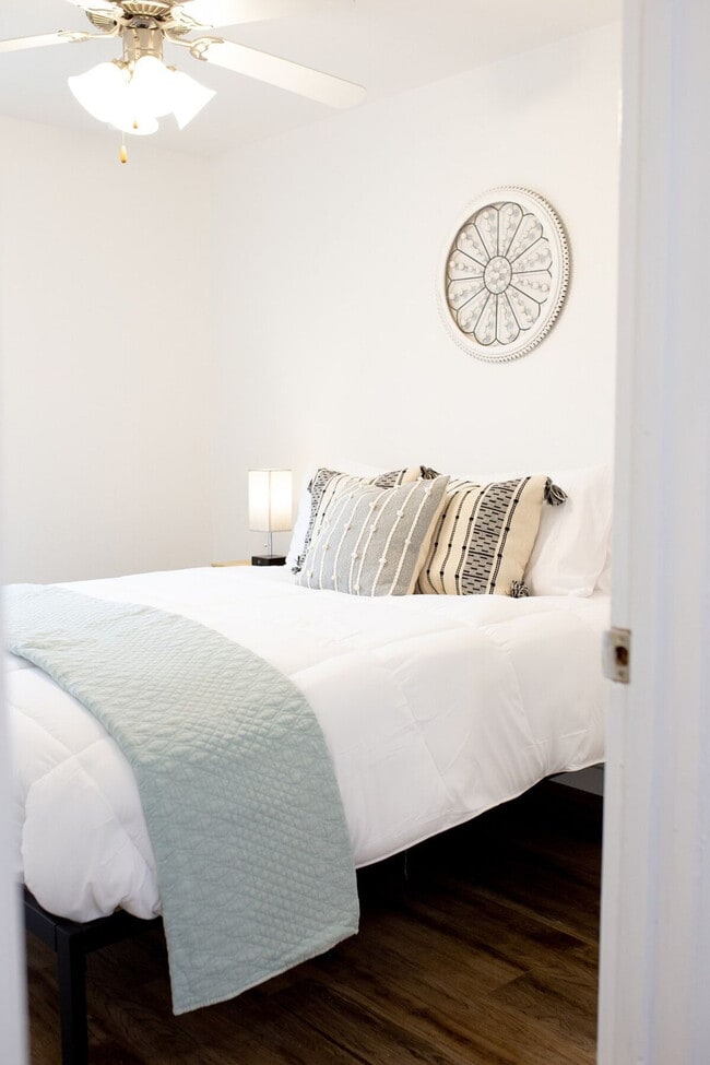 Building Photo - 619 S Cedar St