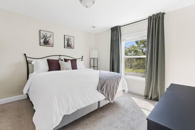 Foto del edificio - 739 Jacobs Millpond Rd