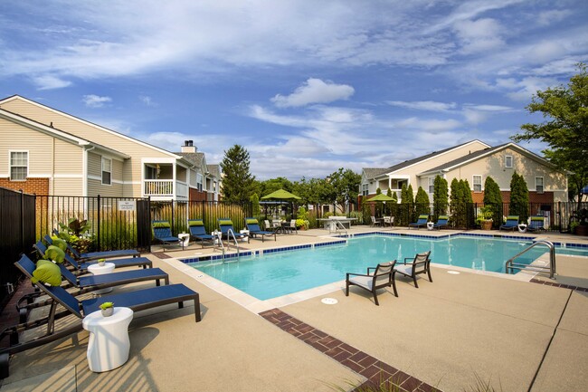 Piscina estilo centro vacacional y amplia terraza solárium - The Lakes Apartments