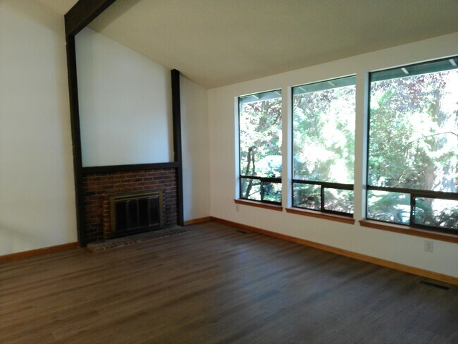 Building Photo - Beautifully Updated 3-Bedroom Home with Of...