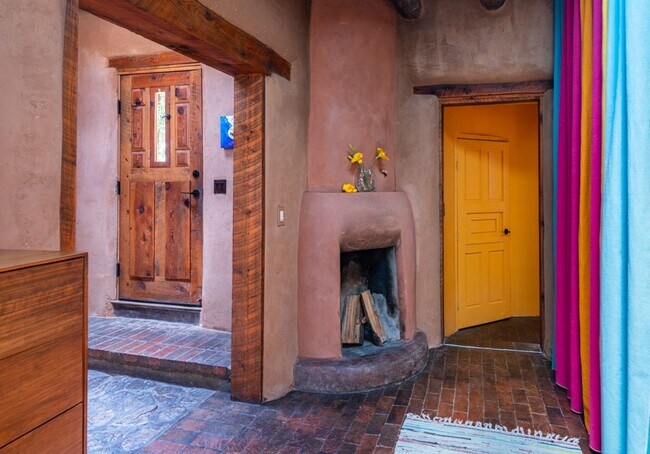 Building Photo - A Cozy Eastside Artist Retreat - 1 bedroom...