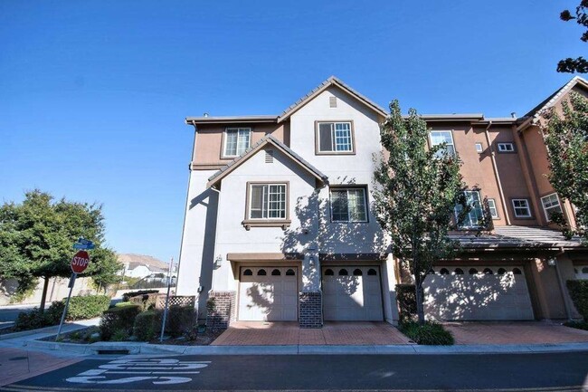 Building Photo - Beautifully Updated Union City Townhome w/ Community Amenities & Vaulted Ceilings