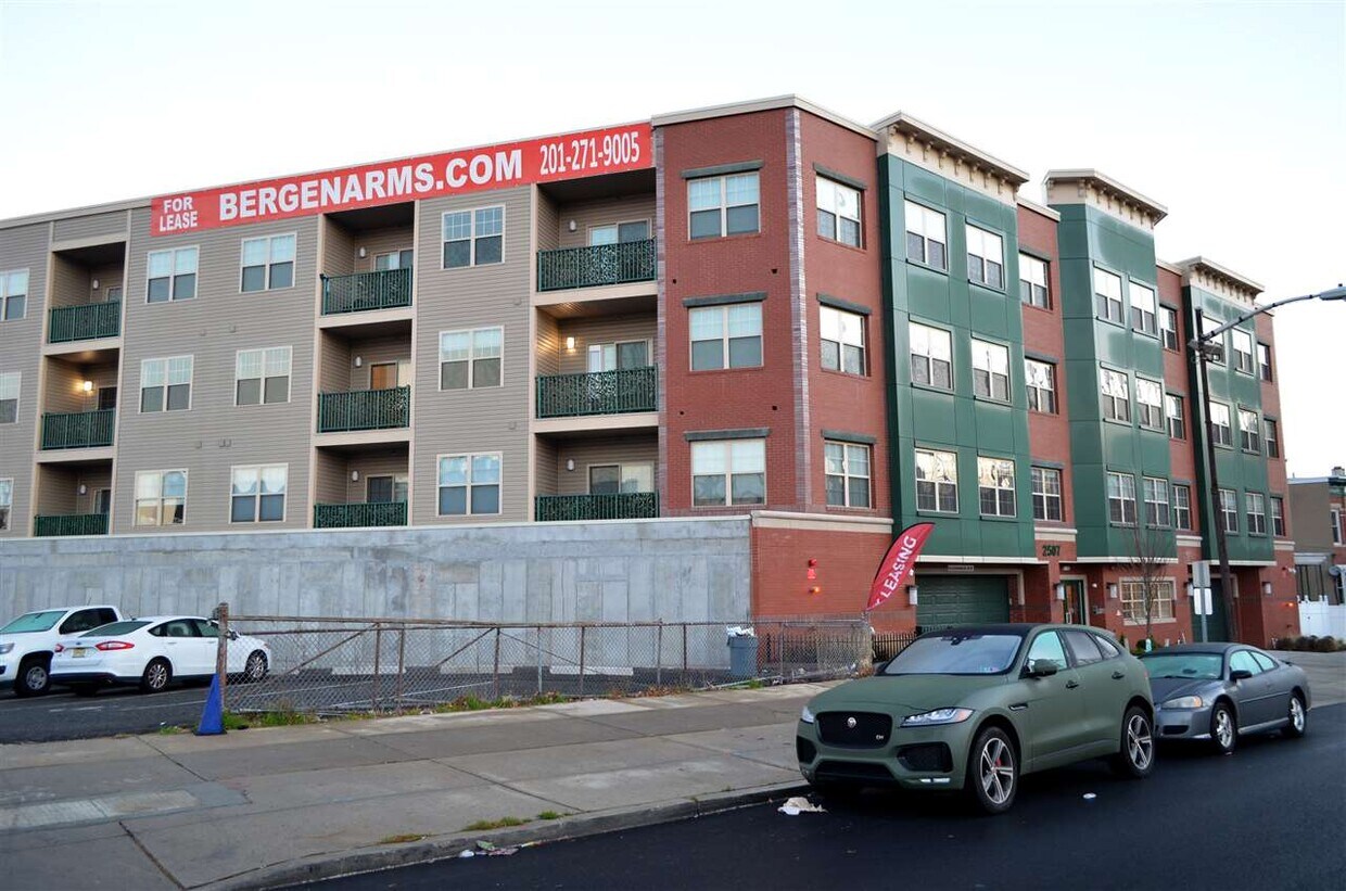 Primary Photo - 2507 John F. Kennedy Blvd