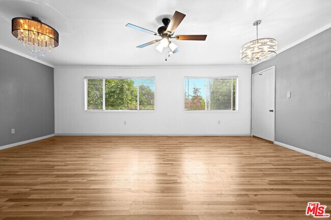 Foto del edificio - 12801 Moorpark St