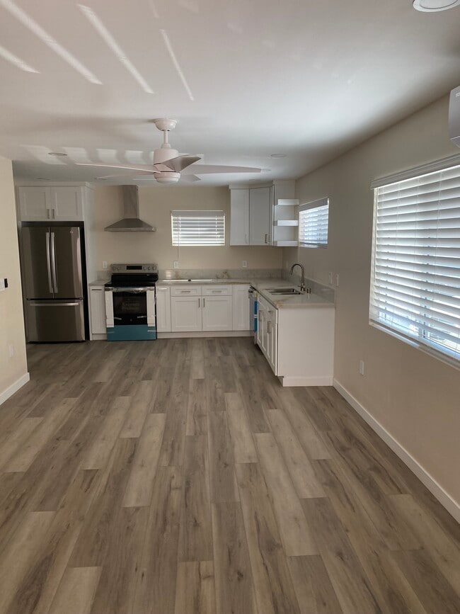 Building Photo - 549 E Tujunga Ave