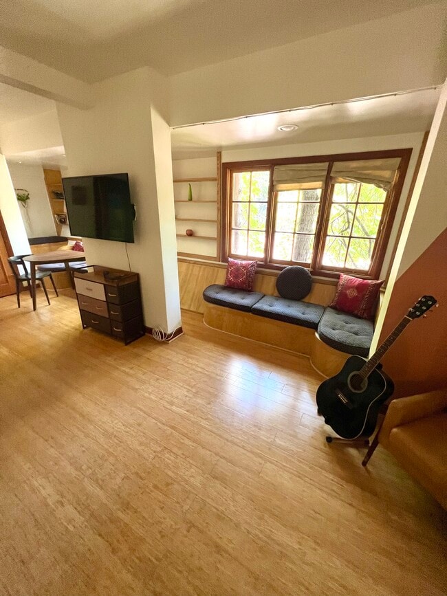 espacio habitable al entrar - 8420 Lookout Mountain Ave