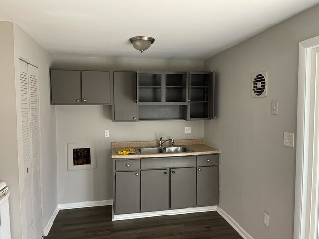 Kitchen - 771 Kingsford Rd
