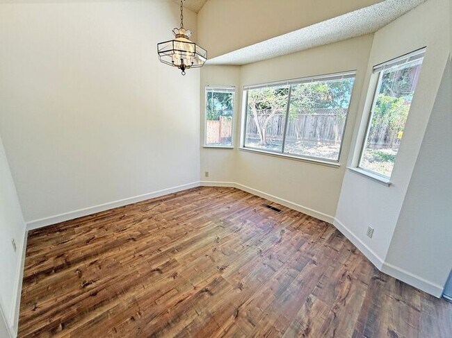Building Photo - Single Story Evergreen Home at the Middle of a Cul-De-Sac!