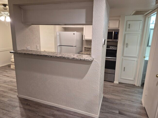 Foto del edificio - 9170 Forest Ln