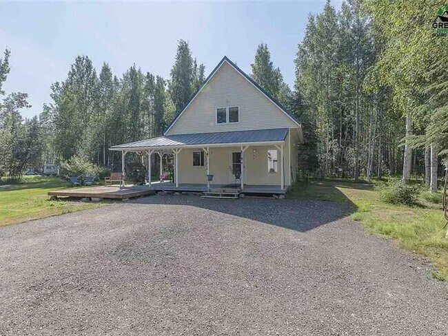 Building Photo - Charming 2 Bed, 1 Bath Home with 2-Car Gar...