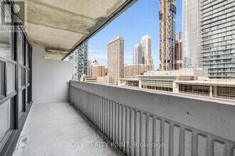Building Photo - 33-2733 Isabella St