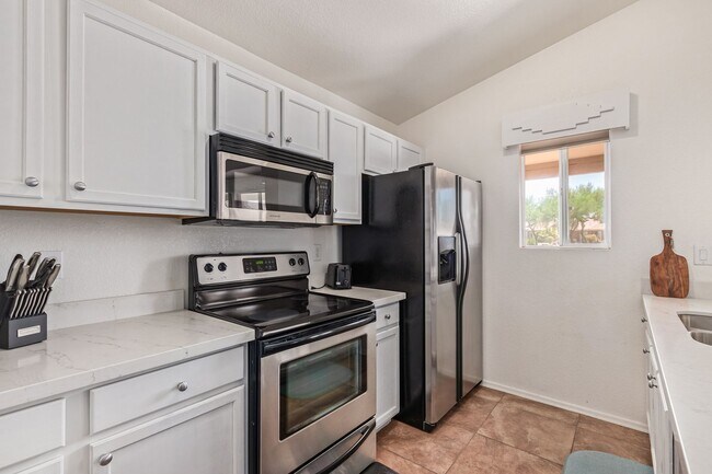 Foto del edificio - Inviting Home in Gated 55 Plus Community!!