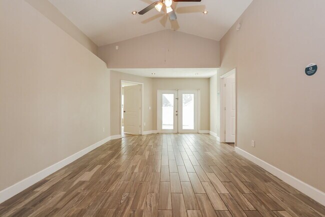 Building Photo - 1100 Hackberry Dr