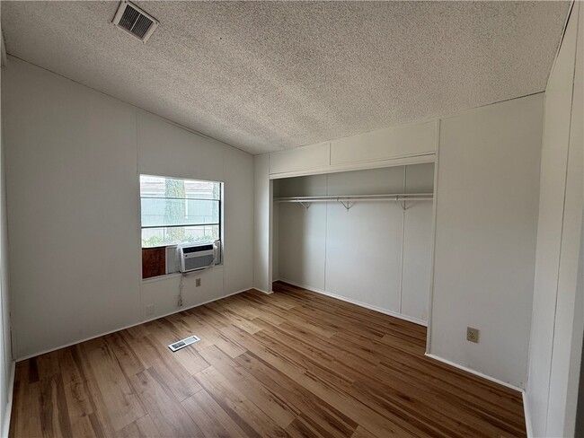 Foto del edificio - 2381 E Butler Ave