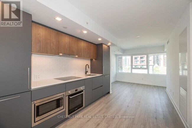 Building Photo - 609 Sherbourne St