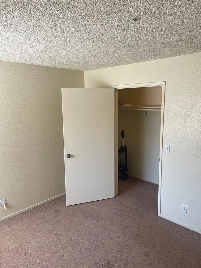 Building Photo - Condo in Las Palmas community