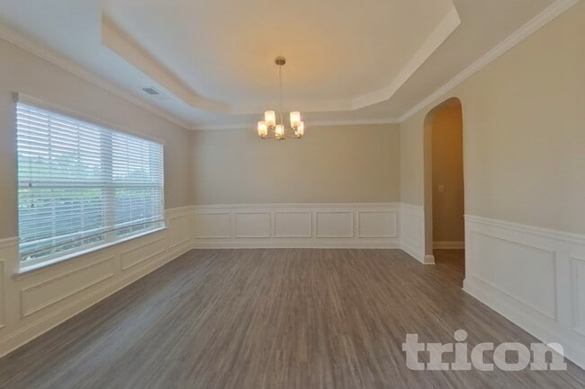 Building Photo - 2102 Farmdale Ct NE