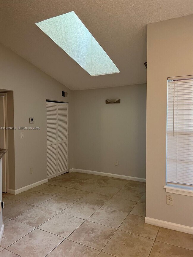 Foto del edificio - 1365 Crystal Way