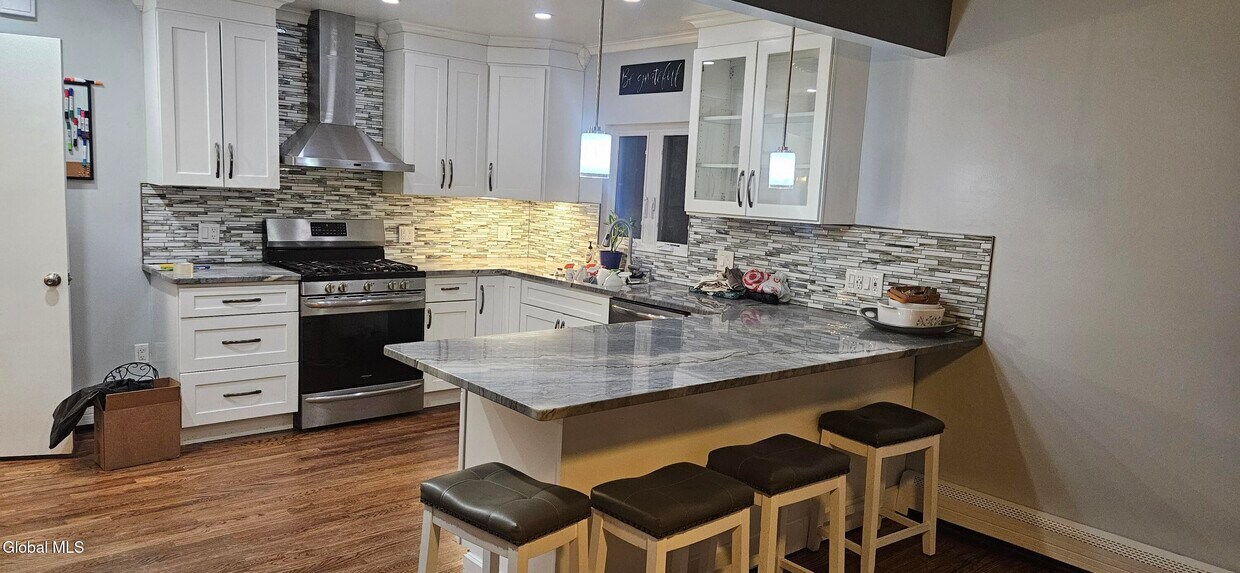 Building Photo - 1364 Evergreen Ave