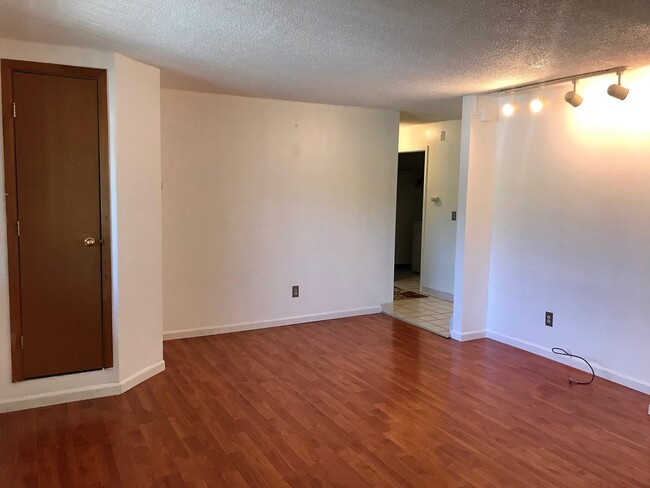 Building Photo - 1531 Northview Dr