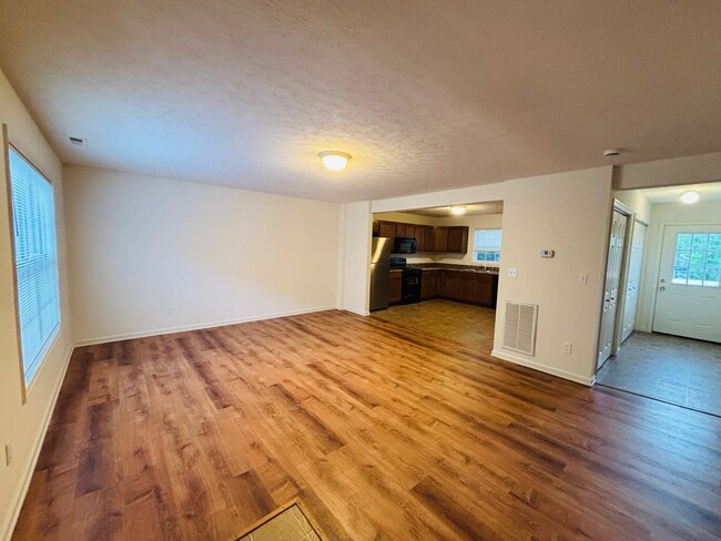 Building Photo - 3 Bedroom 2.5 Bath Townhouse