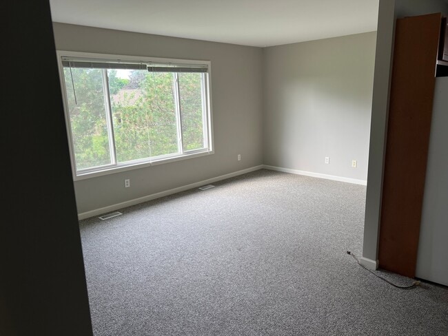 Building Photo - 4693-4695 N Shooks Ct