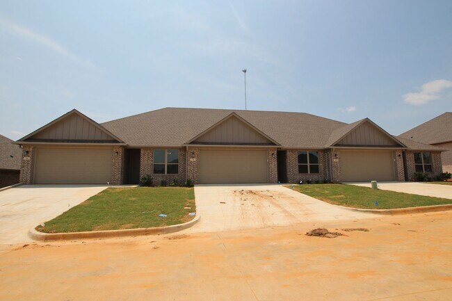 Building Photo - Luxury 3 Bedroom 2 Bath Townhomes in Bulla...