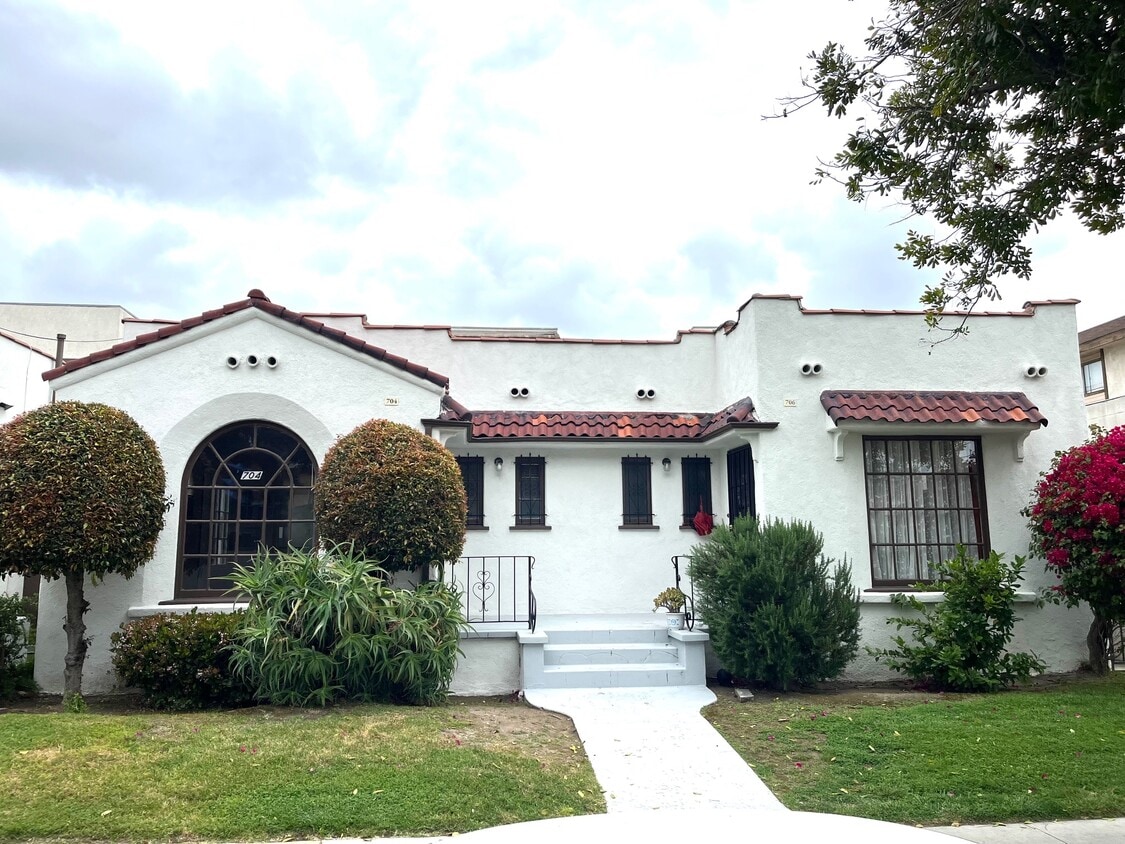 Primary Photo - 704 Granada St