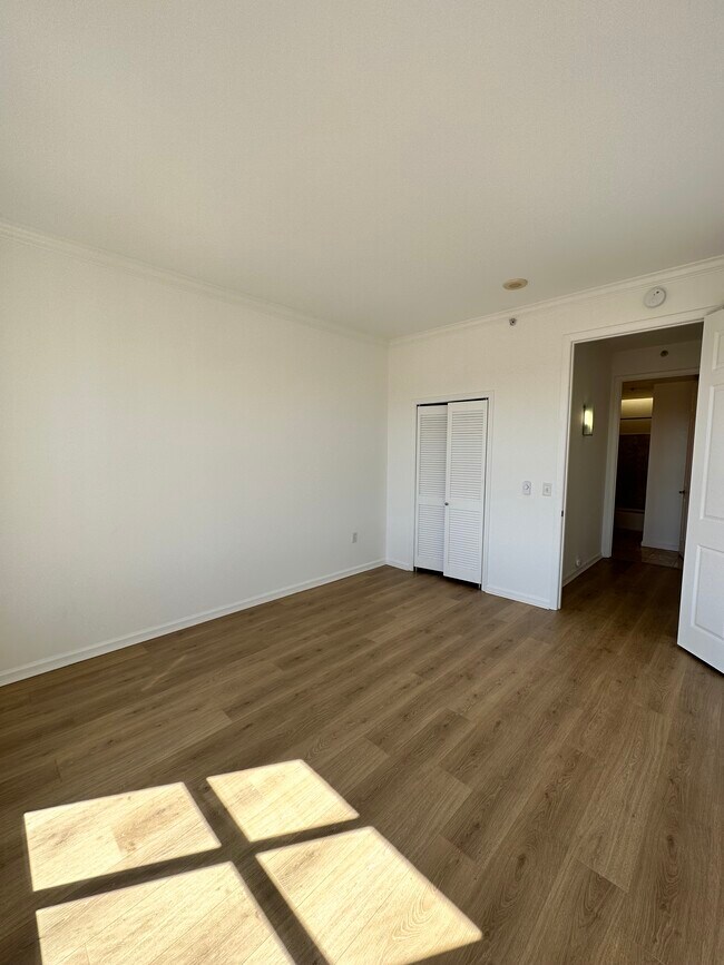 Building Photo - 140 S Van Ness Ave